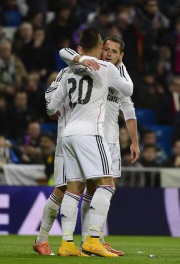 Chicharito celebra el 4-0.