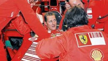 <b>SE HIZO LAS MEDIDAS. </b>Nada más llegar al circuito, Michael Schumacher le indicó a los mecánicos los cambios que necesitaba para sentirse más cómodo en el monoplaza.