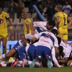 Católica gana a media máquina y se mete en la pelea del Torneo