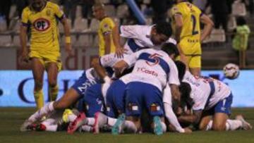 Universidad Cat&oacute;lica amenza de cerca a la U en el segundo puesto.