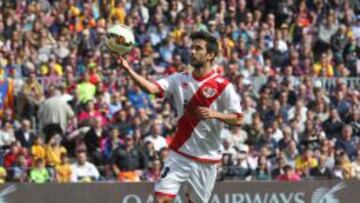 Bueno coge el balón tras marcar en el Camp Nou. Fue su gol número 24 con el Rayo y está a uno del récord de Bolo.