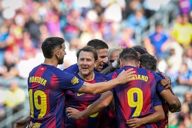 Celebración de los jugadores del FC Barcelona Legends tras el gol de Saviola.