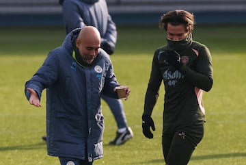 Guardiola charla con Grealish durante la ltima sesin preparatoria del City.