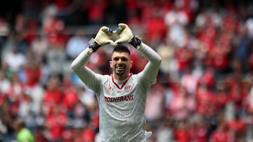 MEX3003. TOLUCA (MÉXICO), 23/04/2023.- Tiago Volpi del Toluca celebra un gol anotado a Juárez FC hoy, durante un partido por la jornada 16 del torneo Clausura 2023 del fútbol mexicano en el estadio Nemesio Diez, en Toluca (México). EFE/ Alex Cruz
