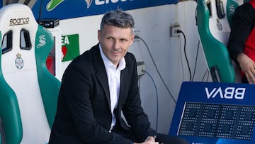 Fernando Ortiz head coach of Santos during the 15th round match between Santos and Queretaro as part of the Liga BBVA MX, Torneo Clausura 2025 at TSM Corona Stadium, on April 13, 2025 in Torreon, Coahuila, Mexico.