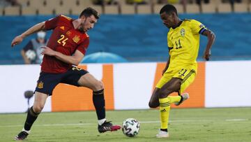 Alexander Isak ante Aymeric Laporte en el partido del grupo E entre España y Suecia.