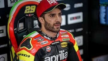 Andrea Iannone en el box de Aprilia durante la temporada 2019.