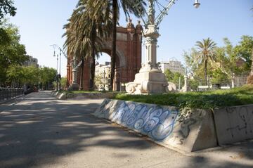 El cntrico Arc del Triomf, con un paseo inacabable para patinar... no tiene a nadie paseando en sus centenares de metros. 