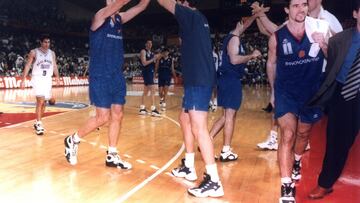 En 1996, en el Palacio Omnisports de Bercy en París, se disputó el primer Clásico en la historia de la Final Four de la Euroliga. Fue en semifinales y acabó con victoria del Barcelona por 76-66 ante el Madrid de Obradovic, que un año antes había levantado la Octava en Zaragoza frente al Olympiacos griego. Los azulgranas, de la mano de Karnisovas (24) y Godfread (22), se colaron en su cuarta final continental tras remontar una desventaja de 15 puntos (35-20, min. 15) y rematar a su rival en los últimos dos minutos gracias a un triple de Ferrán Martínez.