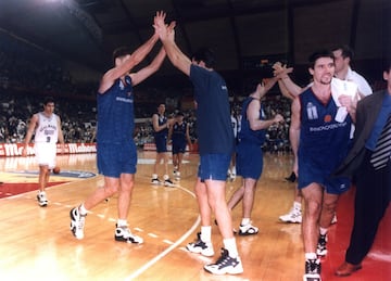 En 1996, en el Palacio Omnisports de Bercy en Par¨ªs, se disput¨® el primer Cl¨¢sico en la historia de la Final Four de la Euroliga. Fue en semifinales y acab¨® con victoria del Barcelona por 76-66 ante el Madrid de Obradovic, que un a?o antes hab¨ªa levantado la Octava en Zaragoza frente al Olympiacos griego. Los azulgranas, de la mano de Karnisovas (24) y Godfread (22), se colaron en su cuarta final continental tras remontar una desventaja de 15 puntos (35-20, min. 15) y rematar a su rival en los ¨²ltimos dos minutos gracias a un triple de Ferr¨¢n Mart¨ªnez.