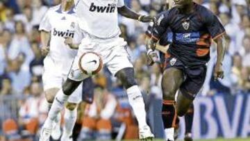 <b>NO OCUPAN PLAZA. </b>Diarra y Kalou Uche, en el Madrid-Almería. Ya no ocuparán plaza de extranjero.