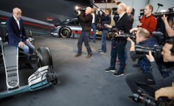El jefe de Daimler AG, Dieter Zetsche posa con el coche de la temporada que comenzará en pocos días.