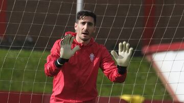 14.04.2020 ENTRENAMIENTO SPORTING DE GIJON 
 MAREO MARI&Atilde;O DANDO ORDENES A SUS COMPA&Atilde;EROS EN UN ENTRENAMIENTO