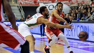 GRAF7233. MURCIA, 07/04/2019.- El alero dominicano de UCAM Murcia Sadiel Rojas (d) pasa en balón a un compañero ante la presión del alero danés de Kirolbet Baskonia Shavon Shields (i), hoy durante el partido de la vigésimo sexta jornada de la Liga Endesa que están disputando en el Palacio de Los deportes de Murcia. EFE/ Marcial Guillén