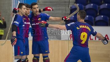 Los jugadores de hockey del Barcelona celebran un gol. 