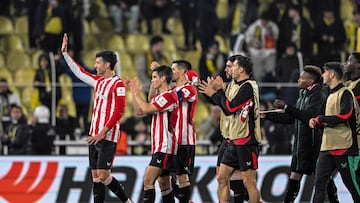 Athletic Bilbao'splayers celebrate at the end of the UEFA Europa League, football match between Fenerbahce SK and Athletic Bilbao at the Sukru Saracoglu Stadium in Istanbul on December 11, 2024. (Photo by KEMAL ASLAN / AFP)