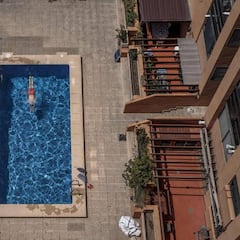 ¿Cuál es el máximo de personas que puedes llevar a tu piscina comunitaria? Esto dice la Ley en España