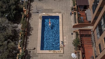 Imagen de una persona bañándose en una piscina comunitaria en la Comunidad Valenciana.