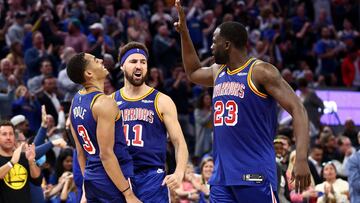 Jordan Poole, Klay Thompson y Draymond Green, jugadores de Golden State Warriros, celebran una canasta ante Utah Jazz.