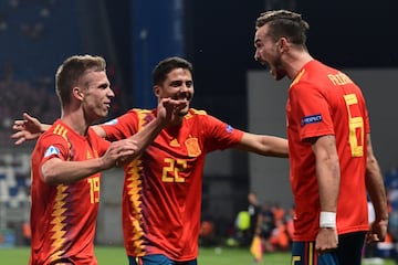 3-1. Dani Olmo celebró el tercer gol con Fabián Ruiz y Pablo Fornals.