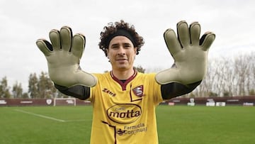 Memo Ochoa en su primer entrenamiento con el Salernitana.