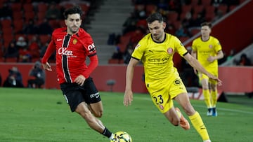 PALMA, 04/01/2026.- El centrocampista del Girona Iván Martín (d) se escapa de Manuel Morlanes, del Mallorca, durante el partido de la jornada 18 de LaLiga que RCD Mallorca y Girona FC disputan este domingo en Son Moix. EFE/CATI CLADERA