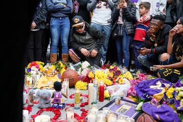 Seguidores de los Los Angeles Lakers y del mundo del baloncesto en general se han reunido en los alrededores del Staples para dar el último adiós a Kobe.