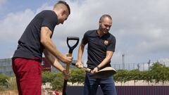 Iniesta y Deulofeu colocan la primera piedra del estadio Johan Cruyff