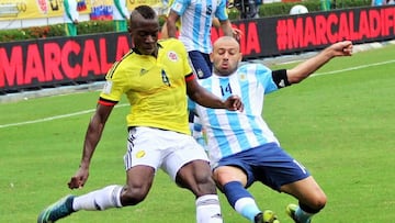 Helibelton Palacios ante la marca de Javier Mascherano en el partido entre la Selecci&oacute;n Colombia y Argentina en el Metropolitano de Barranquilla por la Eliminatoria rumbo a Rusia 2018