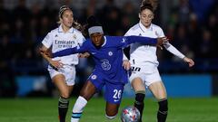 Soccer Football - Women's Champions League - Group A - Chelsea v Real Madrid - Kingsmeadow, London, Britain - November 23, 2022 Chelsea's Kadeisha Buchanan in action with Real Madrid's Esther Gonzalez REUTERS/Andrew Couldridge