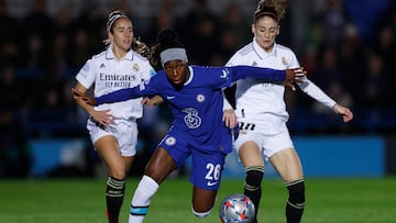 Soccer Football - Women's Champions League - Group A - Chelsea v Real Madrid - Kingsmeadow, London, Britain - November 23, 2022 Chelsea's Kadeisha Buchanan in action with Real Madrid's Esther Gonzalez REUTERS/Andrew Couldridge