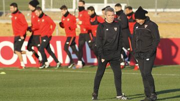 Sampaoli habla con Lillo durante el entrenamiento de ayer.