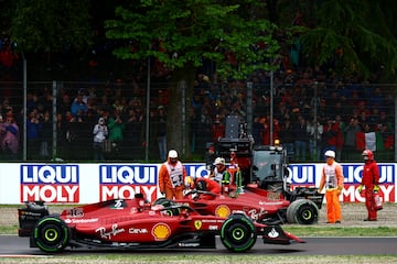 Cada vez que se la ha pedido al madrile?o que hiciese un balance de su paso por Ferrari, se?ala esa etapa como la m¨¢s delicada. Y as¨ª lo hizo en una entrevista con AS: ¡°El cambio de reglas me afect¨® mucho. Ferrari tuvo un inicio de temporada muy bueno con un coche r¨¢pido, pero muy dif¨ªcil de llevar y muy extra?o, no se adaptaba a mi estilo y se me escaparon oportunidades de victoria¡±. En las primeras nueve carreras, pis¨® cinco veces el podio, pero tambi¨¦n sufri¨® tres ceros y dos triunfos de Leclerc (se le iba a 24 puntos). Aunque tardar¨ªa poco en darle la vuelta¡
