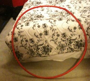 ?Qu¨¦ le pasa a la cama? La foto con trampa que triunfa en la red