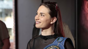 Tania Álvarez posa con su cinturón de campeona de Europa.