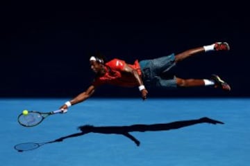 El Francés Gael Monfils, devuelve un golpe de derecha en su partido contra el ruso Andrey Kuznetsov, durante el Abierto de Australia 2016