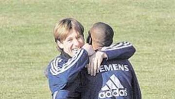 <b>JUNTOS ANTE EL BETIS. </b>Cassano y Robinho se entienden bien.