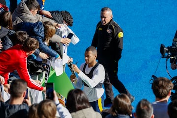 Los jugadores del Real Madrid al final del entrenamiento  atendieron a los aficionados que se dieron cita en el Di Stéfano, un día especial para la comunión del madridismo.