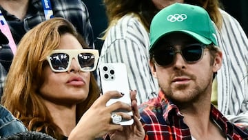 US actress Eva Mendes (L) and her partner Canadian actor Ryan Gosling (R) attend the artistic gymnastics women's uneven bars final during the Paris 2024 Olympic Games at the Bercy Arena in Paris, on August 4, 2024. (Photo by Loic VENANCE / AFP)
