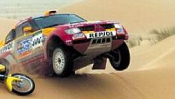 <b>PELIGRO DE ACCIDENTE. </b>Peterhansel voló ayer sobre las dunas mauritanas, tanto, que a punto estuvo de atropellar a un motorista.