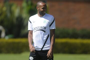 Thierry Henry se puso la camiseta 24 de Atlético Nacional en un entrenamiento en 2013, cuando el equipo dirigido por Juan Carlos Osorio consiguió el bicampeonato del fútbol profesional colombiano.