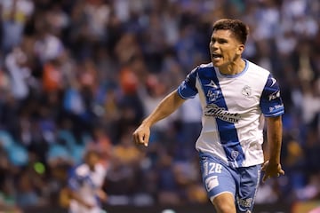 MEX4238. PUEBLA (MÉXICO), 16/09/2022.- Martín Barragán del Puebla celebra hoy tras anotar contra Tigres, durante un juego por la jornada 15 del torneo Apertura 2022 de la Liga MX, en el estadio Cuauhtémoc en Puebla (México). EFE/Hilda Ríos
