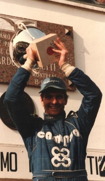 Llegó a la Fórmula 1 y participó en 32 grandes premios, debutando el 3 de abril de 1988 en Jacarepagua (Brasil), logrando un único punto a lo largo de su trayectoria en el Gran Premio de Gran Bretaña de 1989 al terminar en 6ª posición.