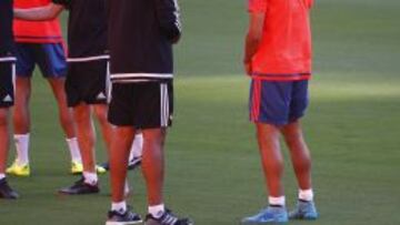 Nuno (con gorra) conversa con Andr&eacute; Gomes en el entrenamiento del Valencia.