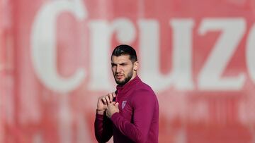 Rafa Mir durante un entrenamiento con el Sevilla.