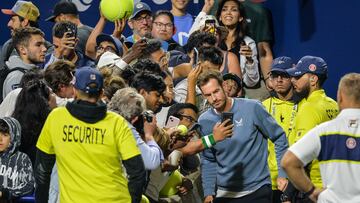 El tenista británico Andy Murray posa para una foto con los aficionados tras renunciar a disputar su partido ante Jannik Sinner por lesión en el Masters 1.000 de Canadá de Toronto.