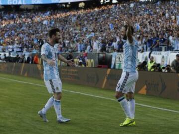 2-0. Higuaín celebró el segundo gol con Messi.