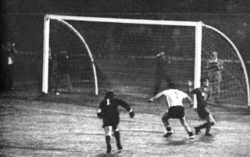 28 de marzo de 1973: Colo Colo golea 5-1 a Emelec, con gran actuación de Carlos Caszely, que marca un golazo al arquero Eduardo García. Todo el estadio corea "Se pasó, se pasó".