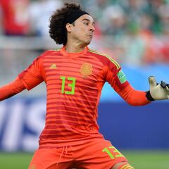 Memo Ochoa cumple el sueño de un bebé