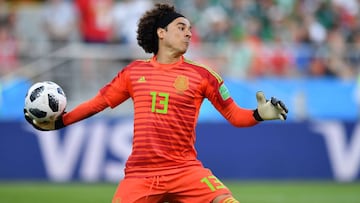 Memo Ochoa cumple el sueño de un bebé
